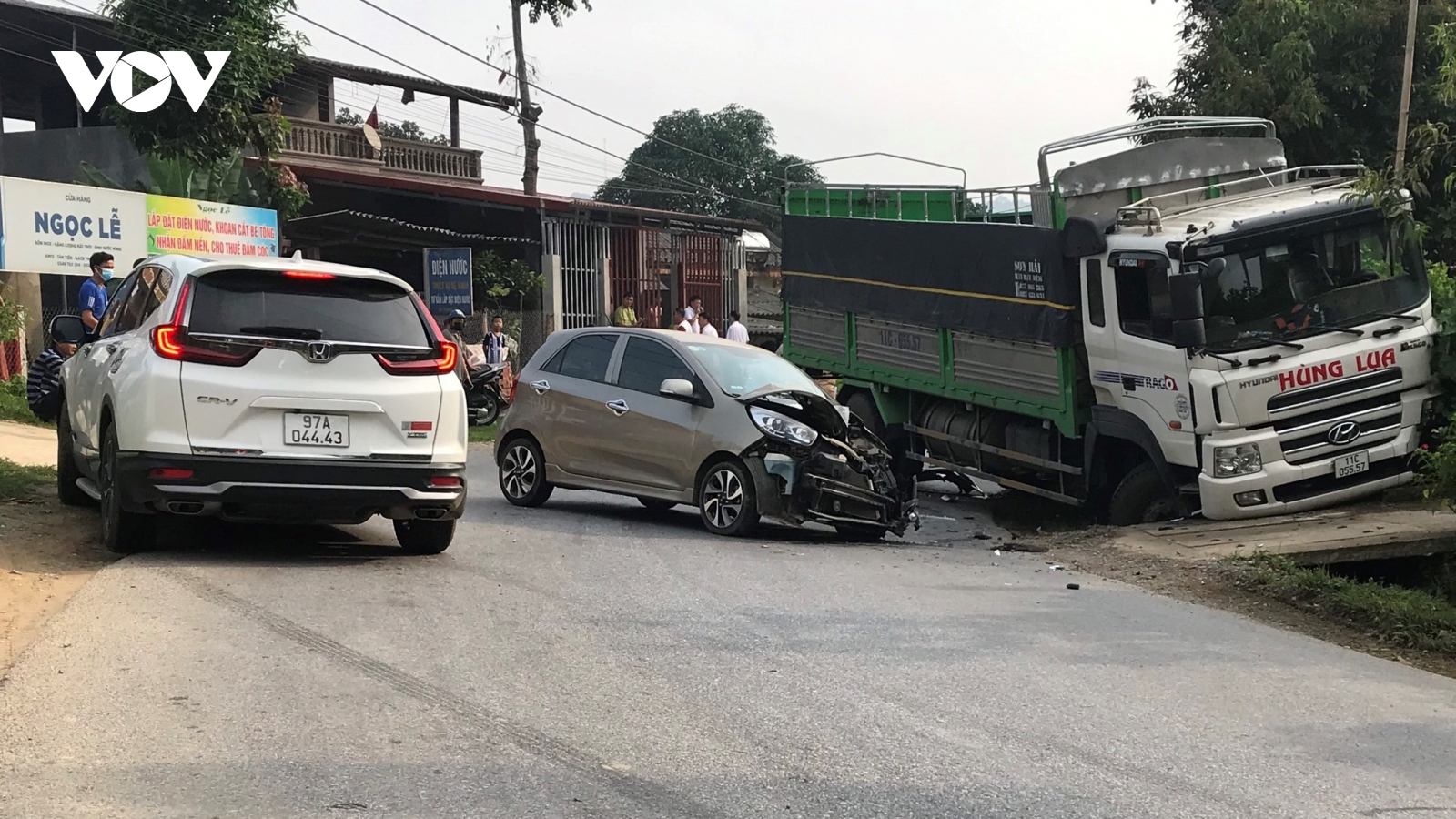Tai nạn giao thông liên hoàn khiến 2 người bị thương